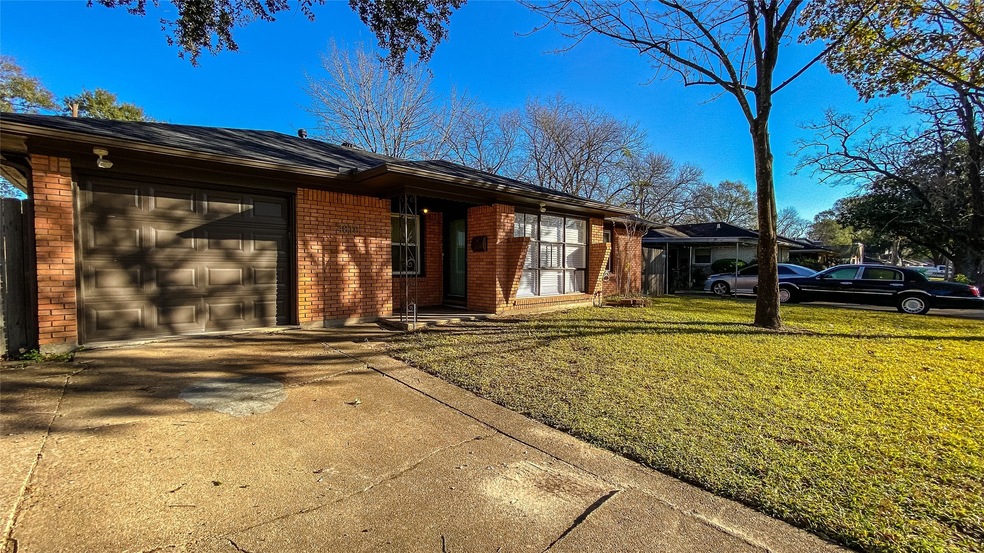 4818 Viking Dr, Houston, TX 77092 - photo 1