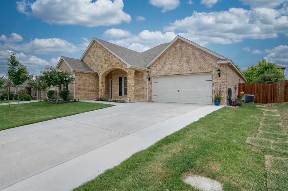 1640 Signature Dr, Weatherford, TX 76087 - photo 1