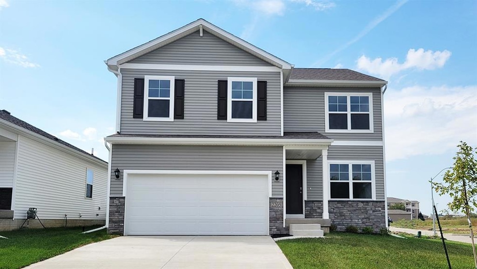 5704 152nd St, Urbandale, IA 50111 - photo 1