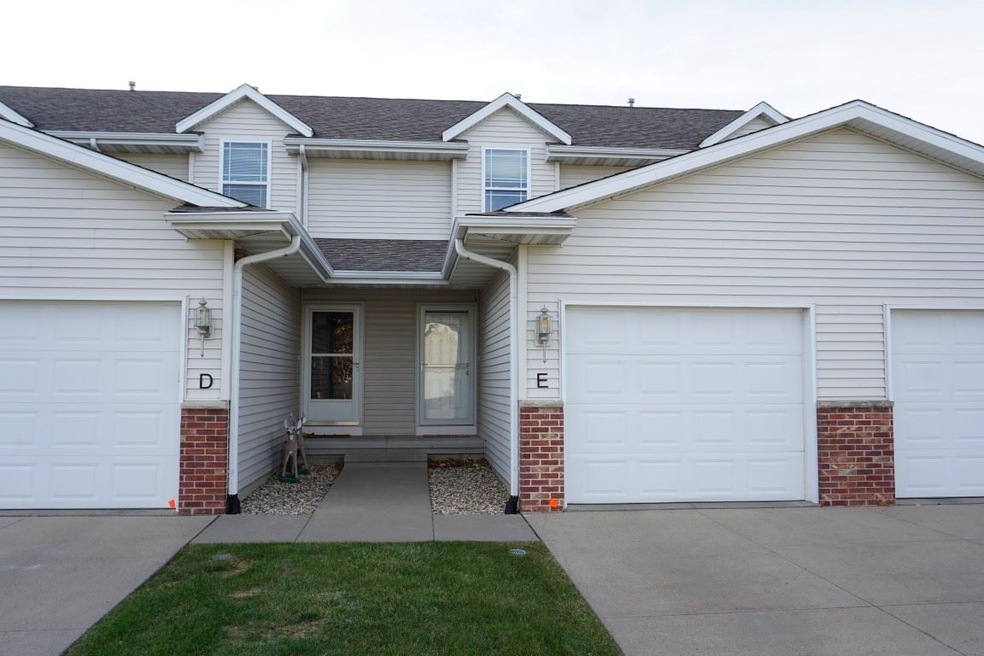 3620 Banar Dr SW unit E, Cedar Rapids, IA 52404 - photo 1