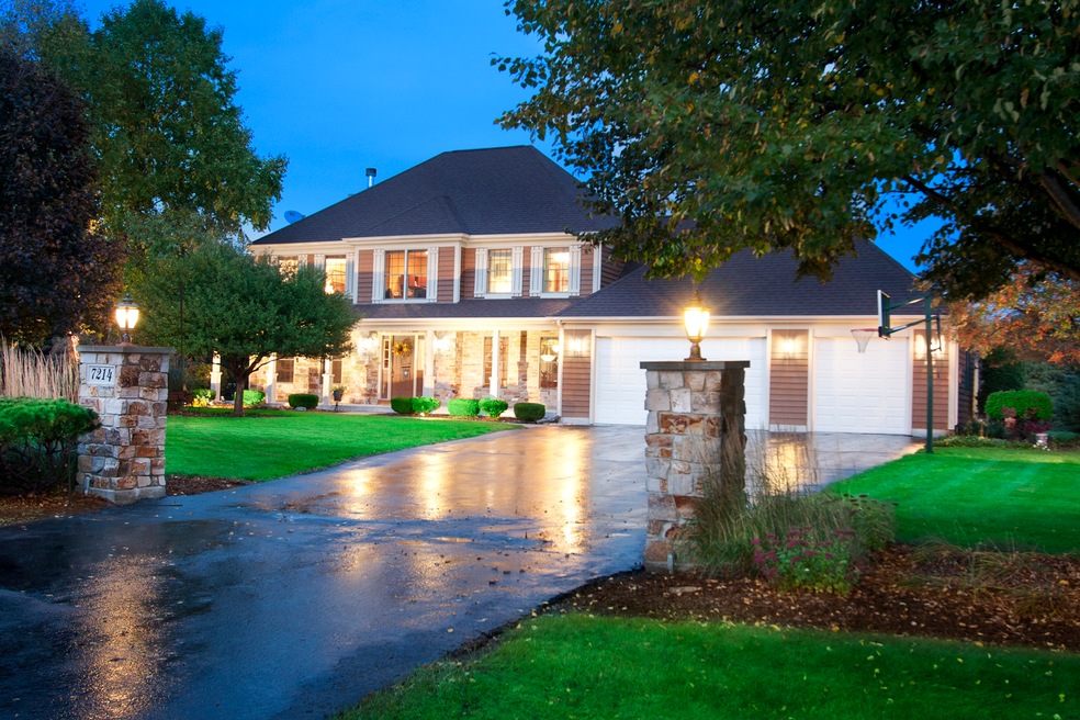 Luxurious, Well Planned, Custom Built 5 Bed, 4 Ful