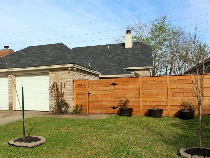 8510 Scenic Green Dr, Houston, TX 77088 - photo 1