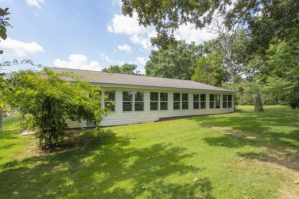 392 Comstock Rd, Shelbyville, TN 37160 - photo 1