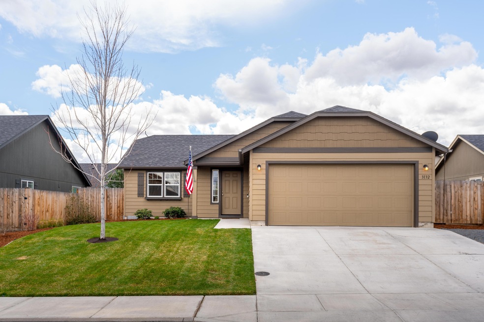 3132 SW Deschutes Ave, Redmond, OR 97756 - photo 1