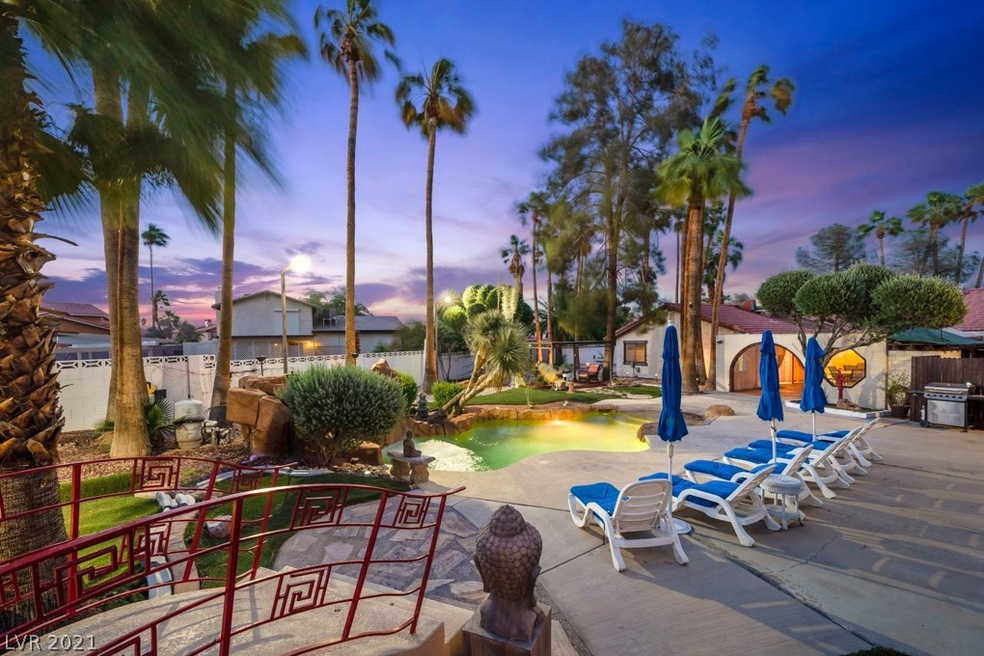 European Villa meets Vintage Vegas! Your backyard