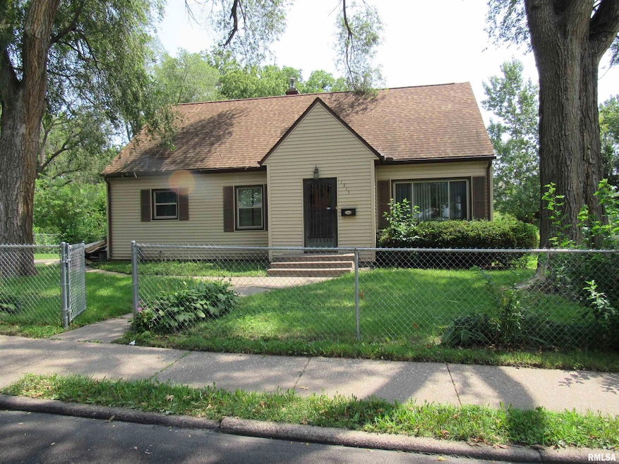 1215 Warren St, Davenport, IA 52804 - photo 1