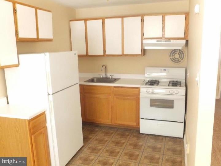 859 Old Lancaster Rd unit 10 A, Bryn Mawr, PA 19010 - photo 1