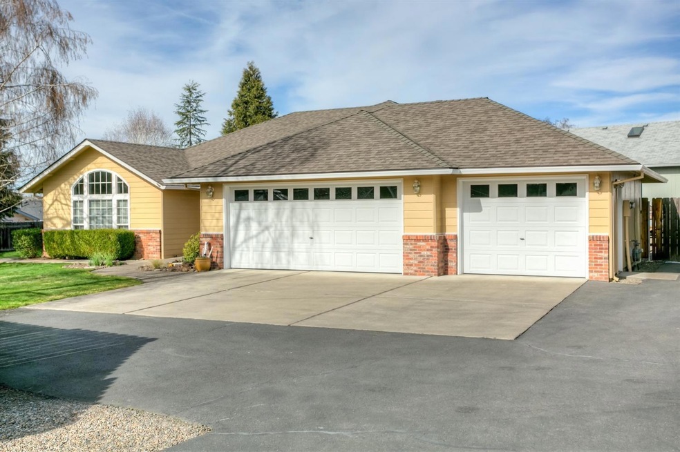 2365 Spring St, Medford, OR 97504 - photo 1