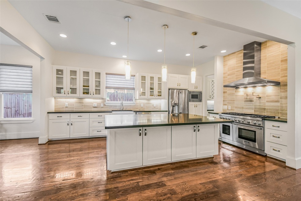 2102 Cheshire Ln, Houston, TX 77018 - photo 1