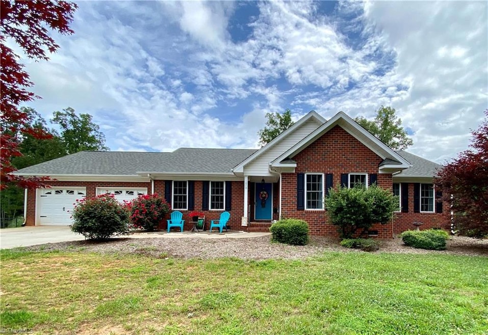 1070 E Chamberlin Dr, Asheboro, NC 27205 - photo 1