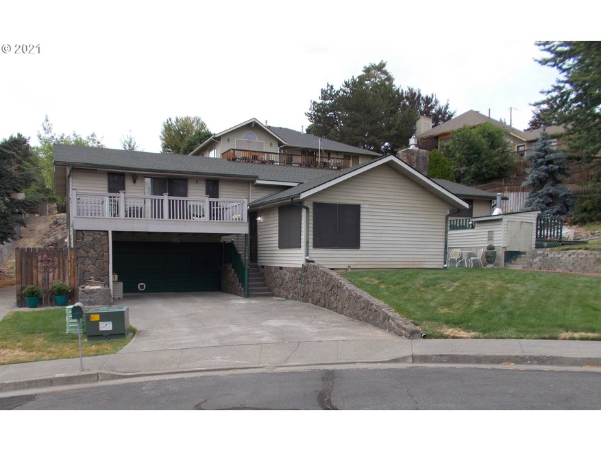 718 NW 3rd Dr, Pendleton, OR 97801 - photo 1