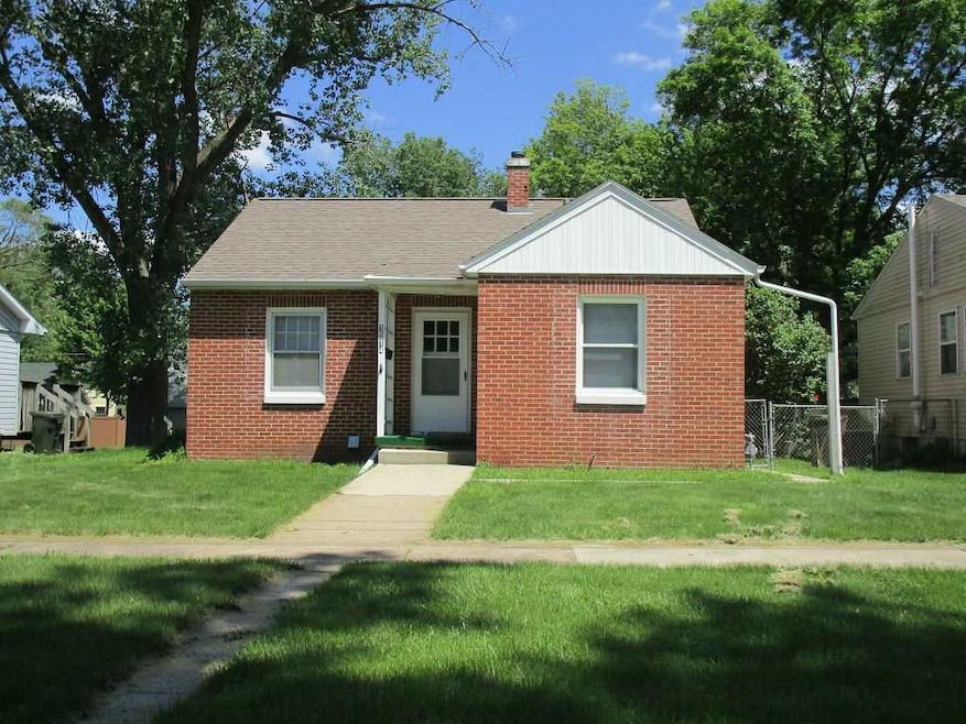 1514 Tremont St, Cedar Falls, IA 50613 - photo 1