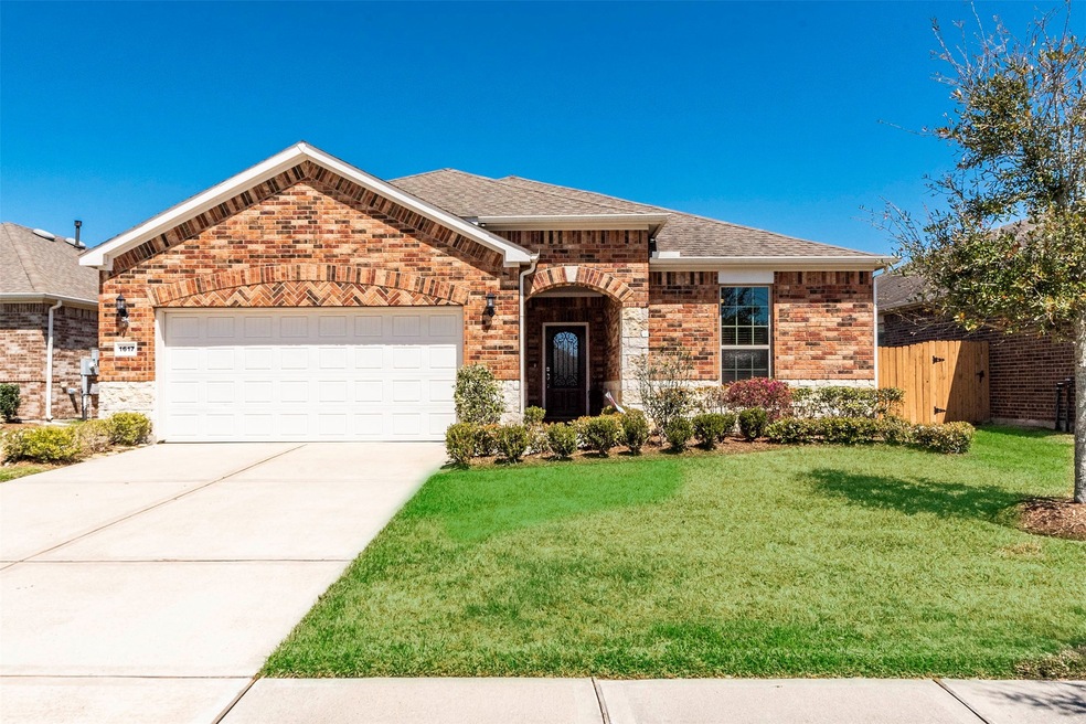 Beautiful 2 bedroom2 full bath home located in the
