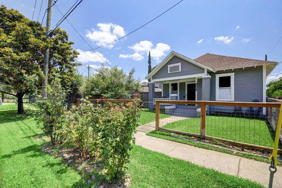 1236 Oxford St, Houston, TX 77008 - photo 1