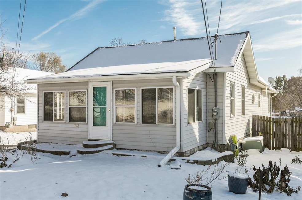 713 Wilson Avenue Dr SW, Cedar Rapids, IA 52404 - photo 1