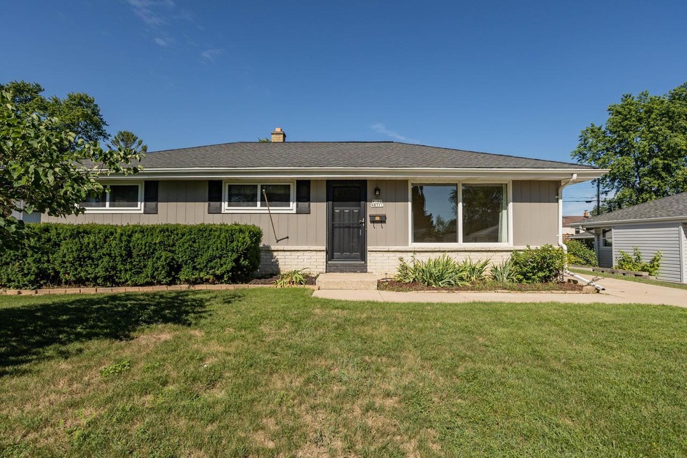 W150N8311 Saxony Dr, Menomonee Falls, WI 53051 - photo 1