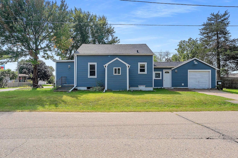 201 2nd Ave, Weyauwega, WI 54983 - photo 1