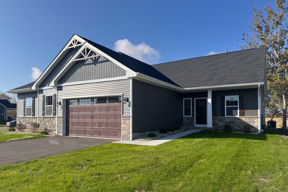 631 Anjali Ct unit R, Sycamore, IL 60178 - photo 1