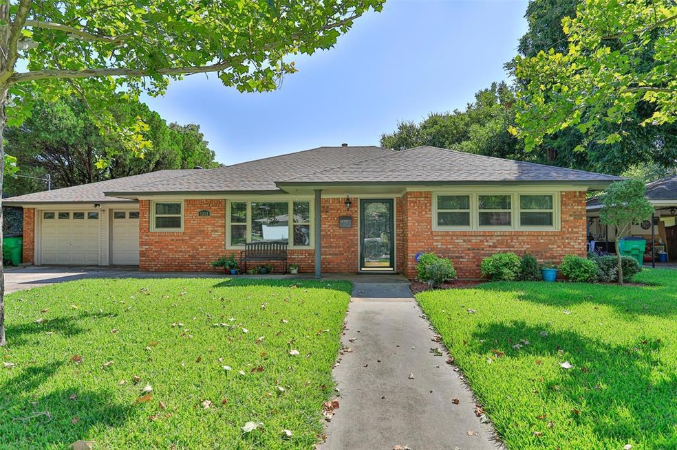 1212 Magnolia St, Gainesville, TX 76240 - photo 1