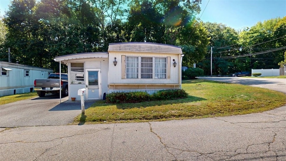 979 Toll Gate Rd, Warwick, RI 02886 - photo 1