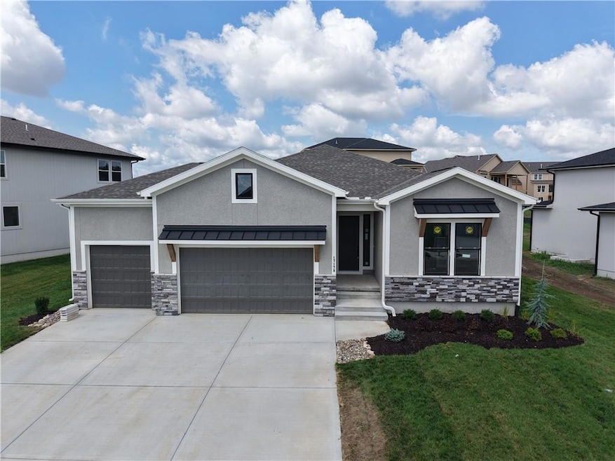 4624 SW Robinson Dr, Raymore, MO 64083 - photo 1