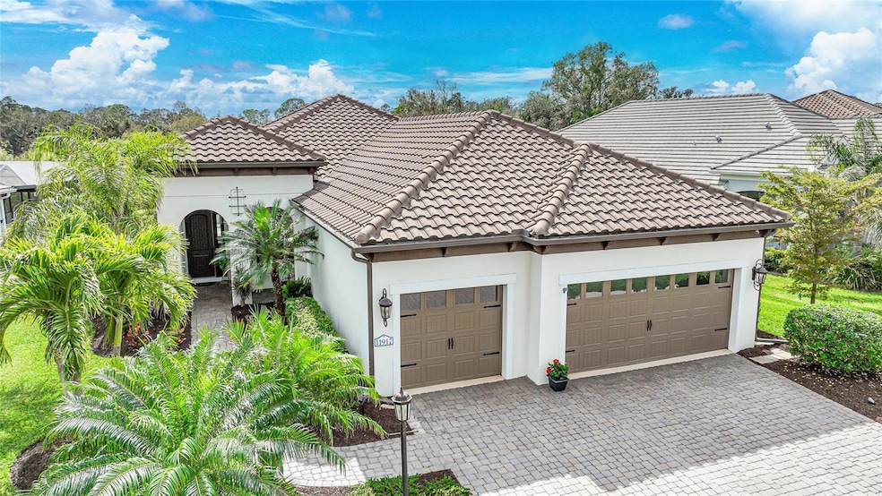 11917 Hunters Creek Rd, Venice, FL 34293 - photo 1