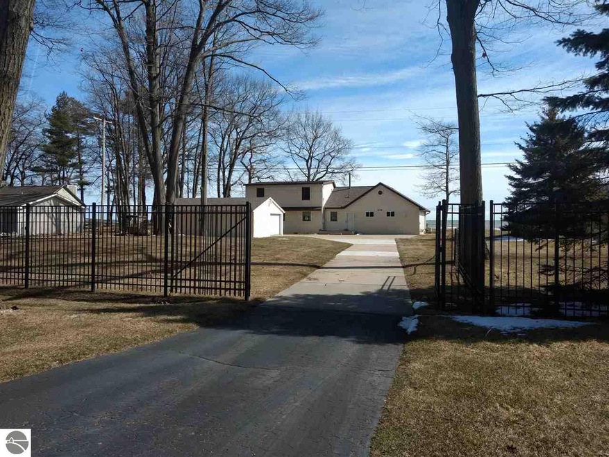 214 N Huron Rd, Au Gres, MI 48703 - photo 1