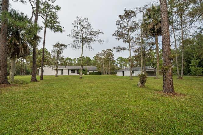 Sprawling 2.5 fenced acres