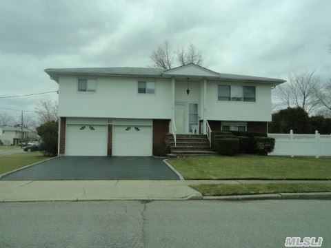 21 Center Ct, Bethpage, NY 11714 - photo 1