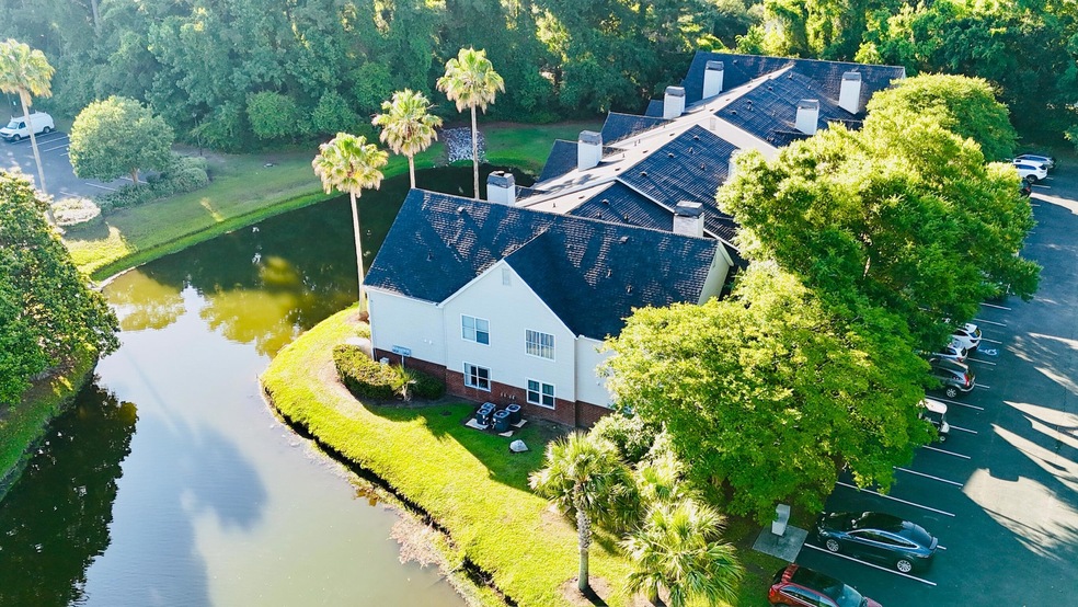 End Unit on Pond