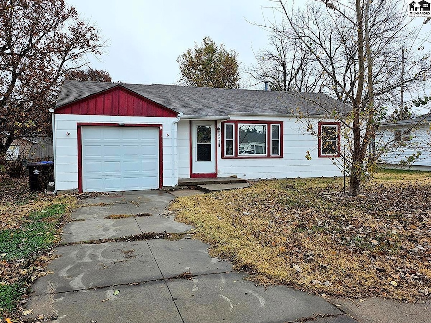 808 N Barber St, McPherson, KS 67460 - photo 1