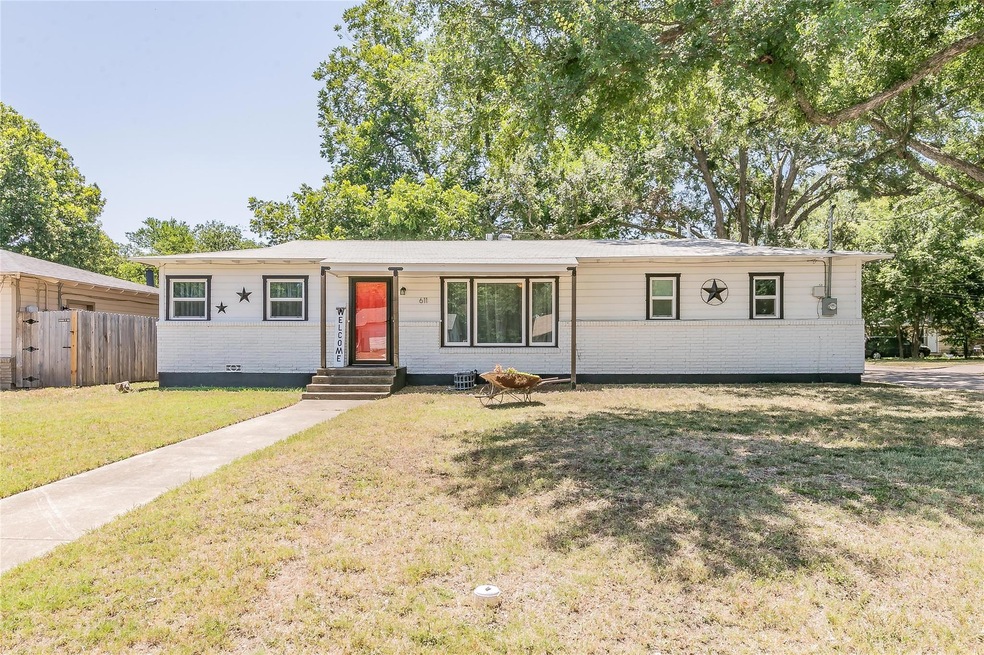 611 Graham St, Cleburne, TX 76033 - photo 1