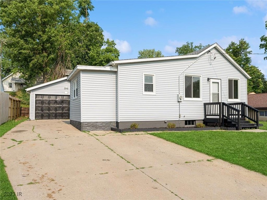 515 1st St S, Newton, IA 50208 - photo 1
