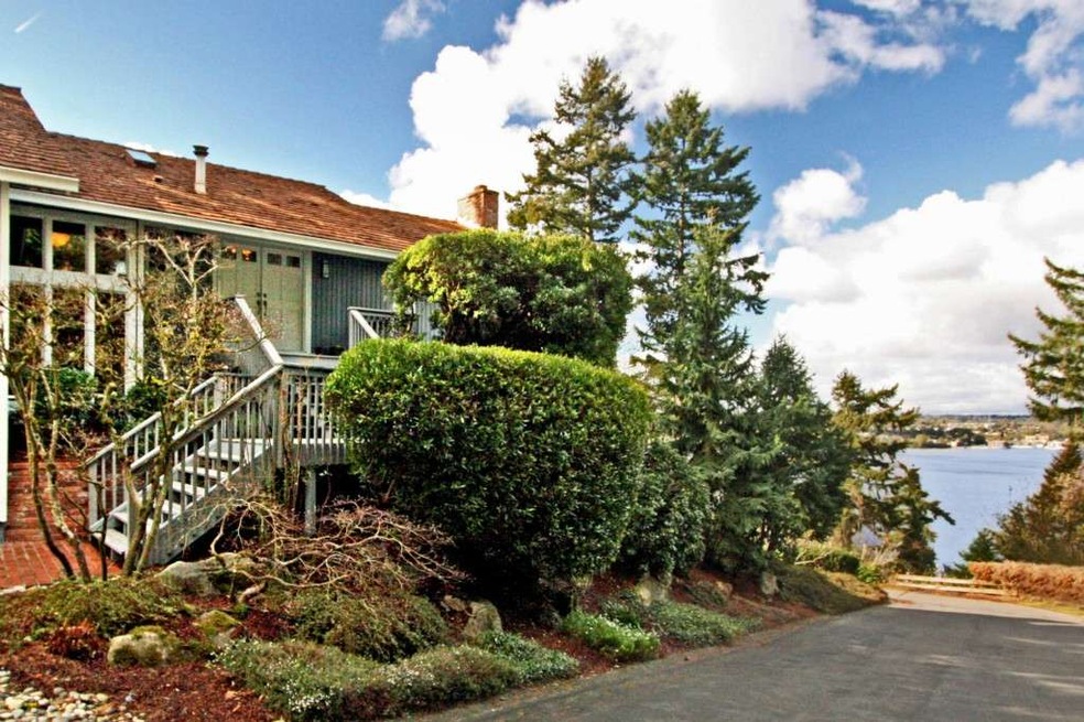 8424 W Mercer Way, Mercer Island, WA 98040 - photo 1