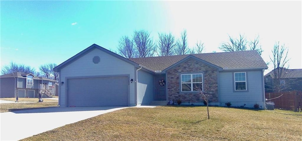 21609 Hale St, Spring Hill, KS 66083 - photo 1