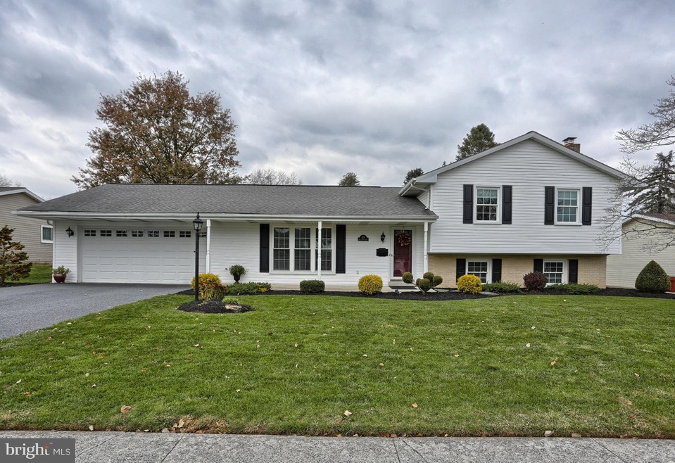 959 E Pine St, Palmyra, PA 17078 - photo 1