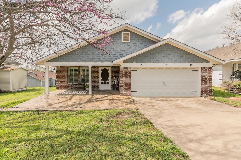 605 Duke St, Weatherford, TX 76086 - photo 1