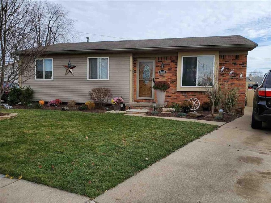 25520 Lehner Ct, Roseville, MI 48066 - photo 1