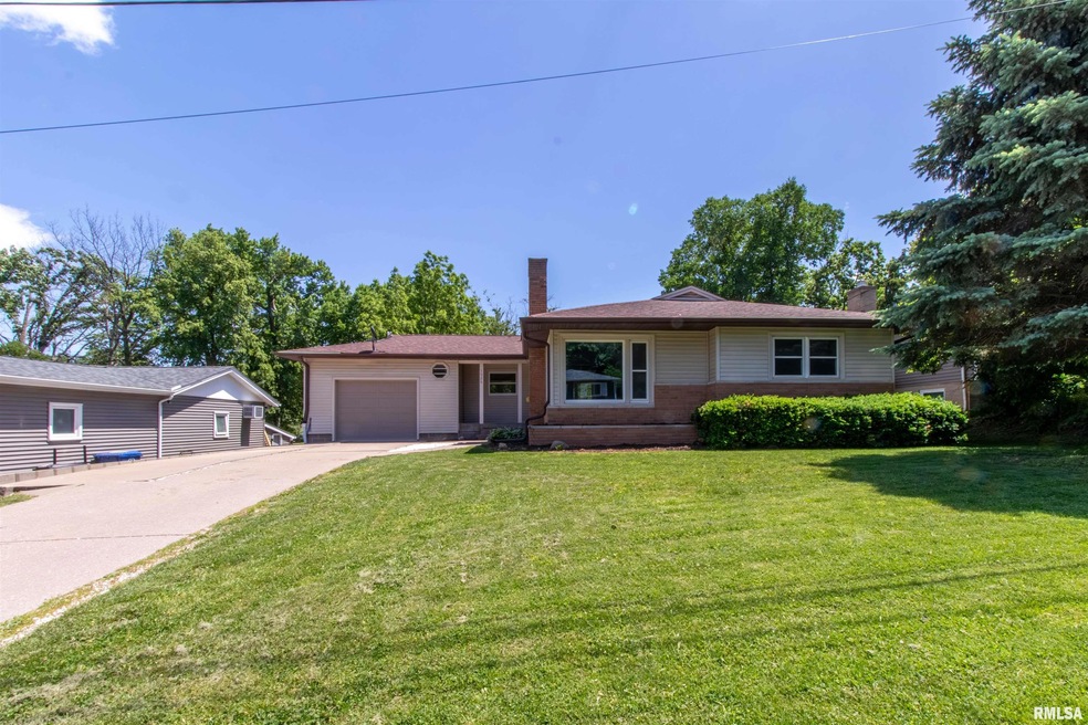 1926 San Jose Ct, Bettendorf, IA 52722 - photo 1