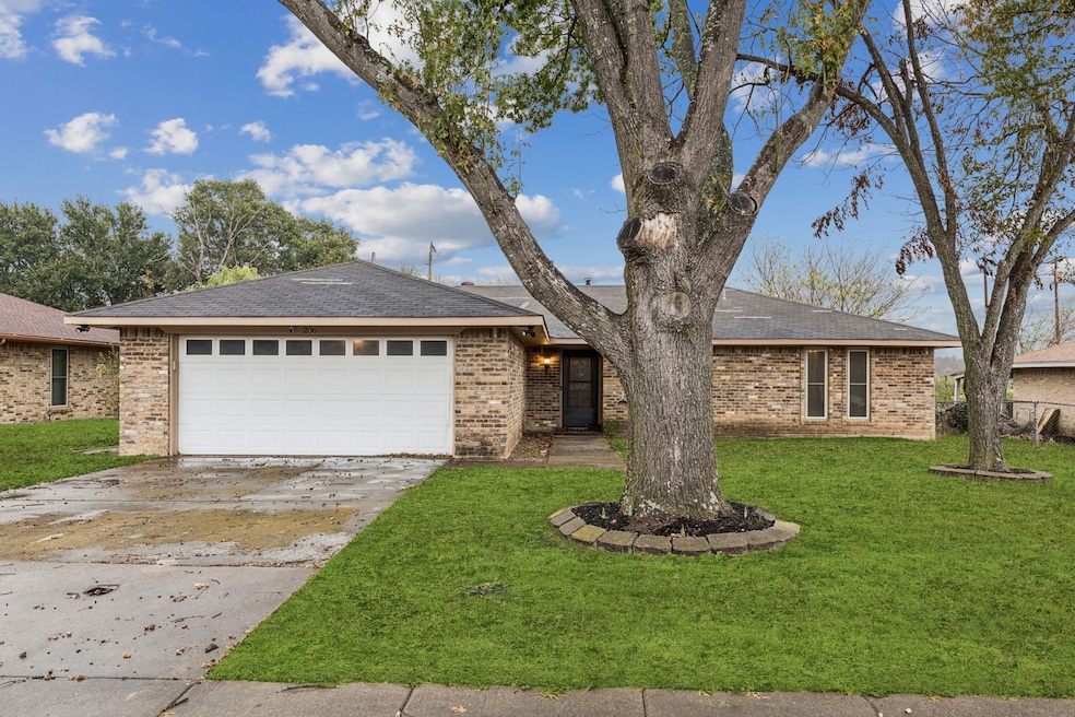 236 Evelyn St, Desoto, TX 75115 - photo 1
