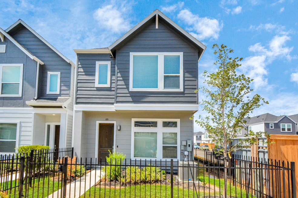 718 Strawberry Pines Ct, Houston, TX 77009 - photo 1