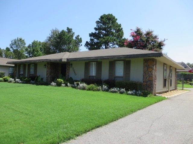 Pretty landscaping, very well maintained!, roof 20