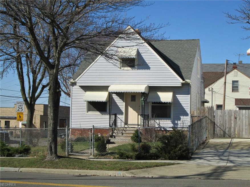 Vinyl sided, new roof in 2010, fully fenced and co