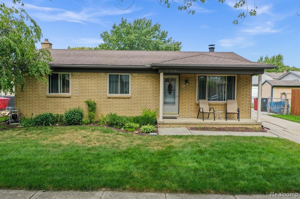 17323 E Pointe Dr, Roseville, MI 48066 - photo 1