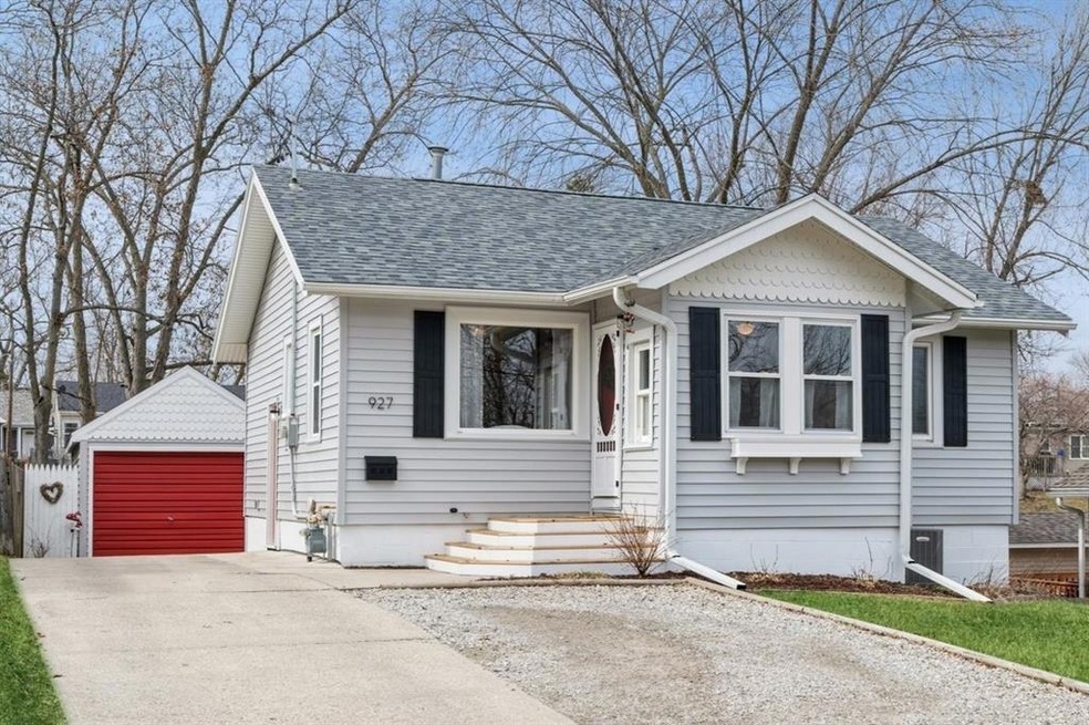 927 W 2nd St S, Newton, IA 50208 - photo 1