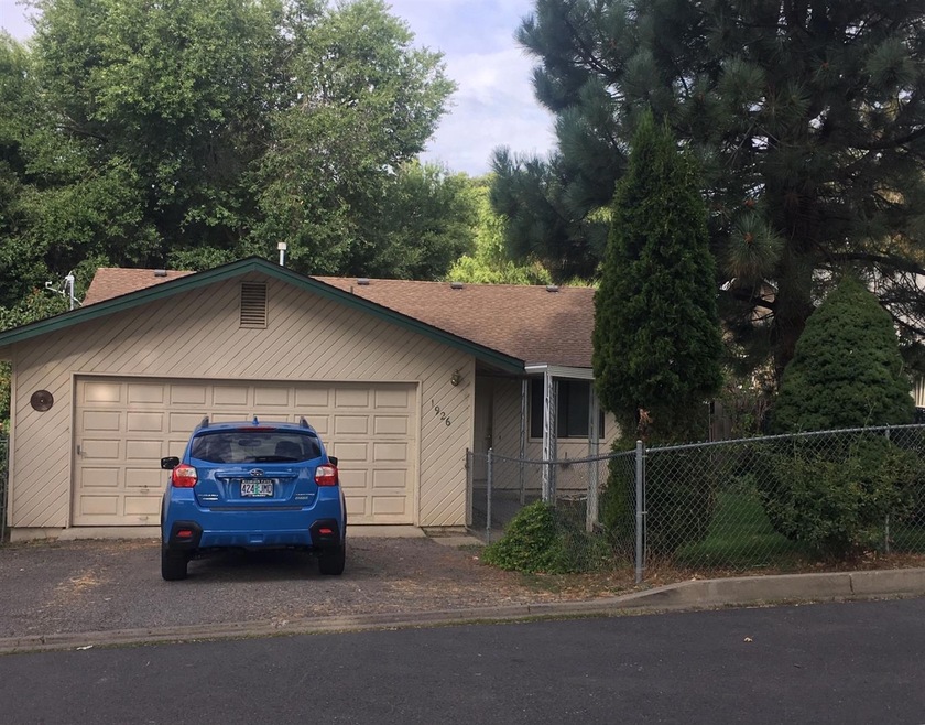 1926 Sargent Ave, Klamath Falls, OR 97601 - photo 1
