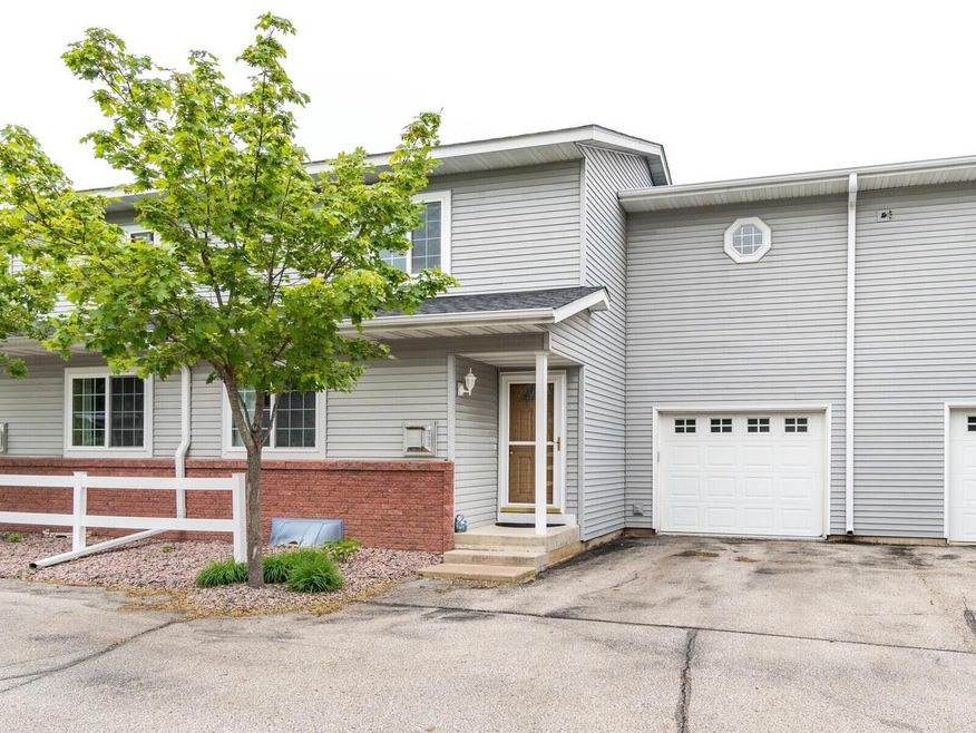 806 Cedar Dr unit D, La Crescent, MN 55947 - photo 1