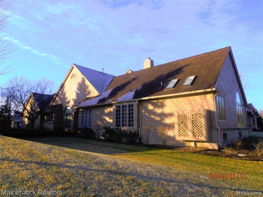 631 Windsor Run, Bloomfield Hills, MI 48304 - photo 1