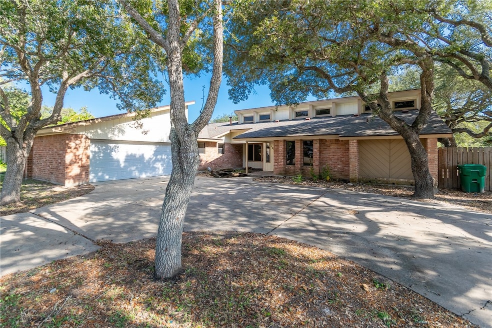 109 Wehring Ln, Aransas Pass, TX 78336 - photo 1