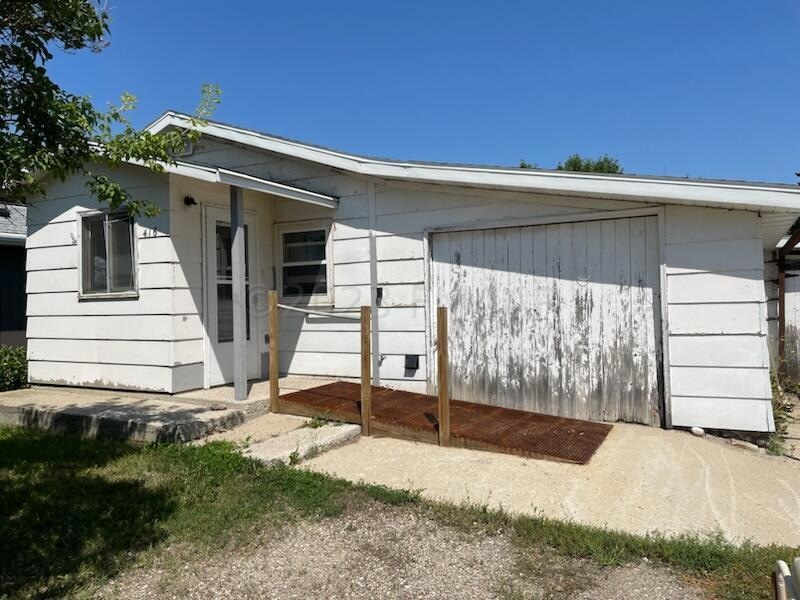 416 16th St SW, Jamestown, ND 58401 - photo 1